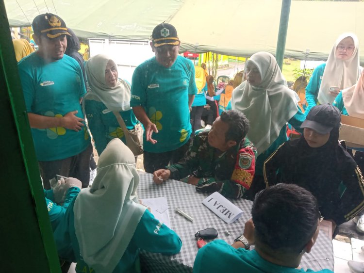 Babinsa Koramil 2204/Cikidang Dampingi Kegiatan Posyandu di Desa Cikarae Thoyibah