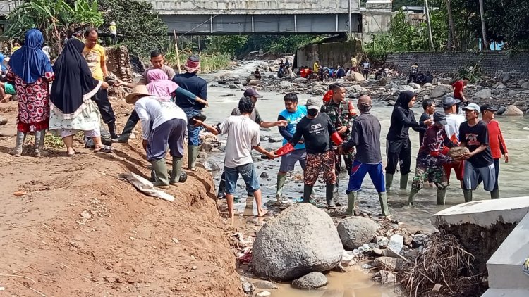 Babinsa Koramil 2201/Cisolok dan Bhabinkamtibmas Gotong Royong Bersama Warga Desa Cikahuripan