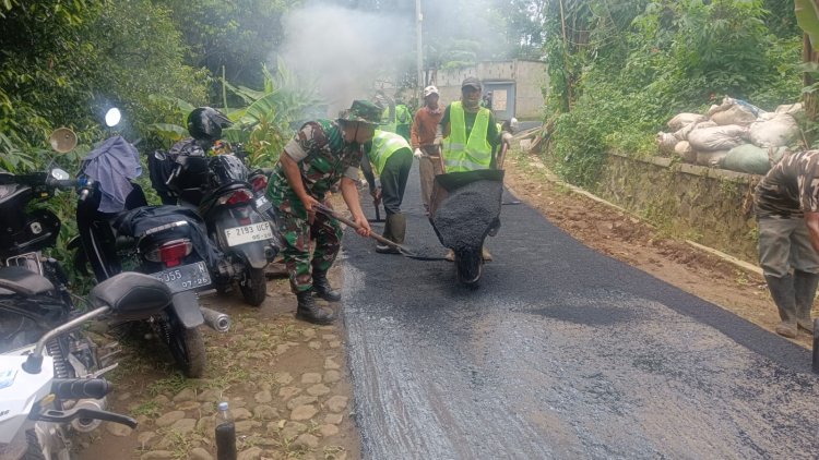 Babinsa Koramil 2206/Parakansalak Dampingi Kegiatan Pengaspalan Jalan di Desa Sukakersa