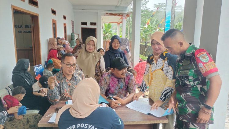 Babinsa Koramil 2213/Jampangkulon Dampingi Pelaksanaan Kegiatan Posyandu di Desa Sekarsari