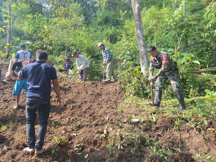 Babinsa Koramil 2208/Nyalindung Laksanakan Bakti Pembukaan Jalan Lingkungan di Desa Kertaangsana