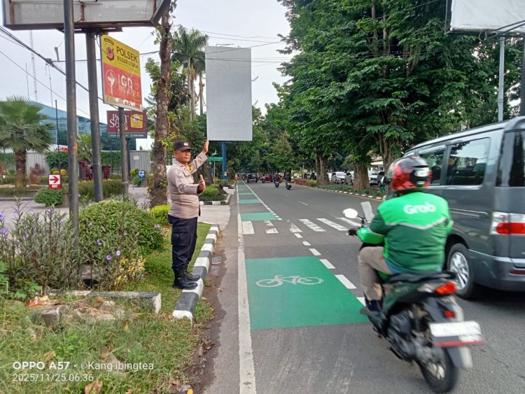Wakapolsek Bogor Utara dan Bhabinkamtibmas Cibuluh atur Lalin di Perempatan Bantar Jati