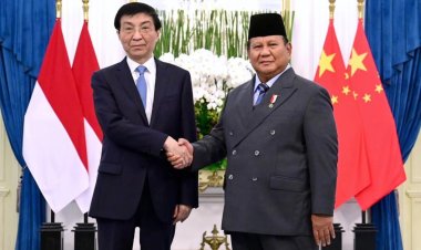 Presiden Prabowo Terima Kunjungan Kehormatan Ketua MPR Tiongkok, Wang Huning, di Istana Merdeka