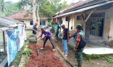 Babinsa Desa Hegarmulya Laksanakan Karyabakti Pembangunan Rabat Jalan di Kampung Rawaece