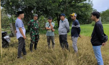 Babinsa Koramil 2214/Surade Laksanakan Komsos dengan Aparatur Pemerintah Desa Mangunjaya