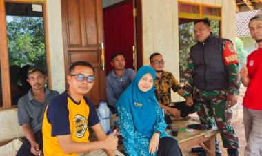 Babinsa Koramil 2213/Jampangkulon Laksanakan Komsos Bersama Warga Desa Cimahpar