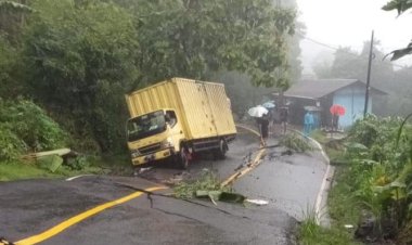 Curah Hujan Tinggi Bencana Alam Kembali Terjadi, Akses Pelabuhanratu-Sukabumi Selatan Pajampangan Lumpuh Total