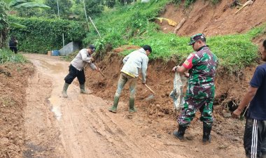 Polsek Nyalindung Laksanakan Kerja Bakti Bersihkan Rumah Warga dan Jalan Pascabanjir di Desa Bojongkalong