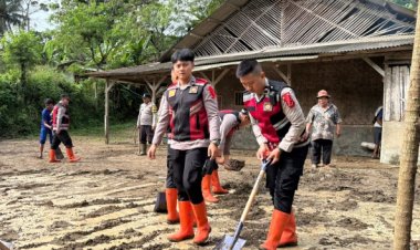 Respon Cepat Sat Samapta Polres Sukabumi Bersihkan Material Banjir dan Longsor di Nyalindung