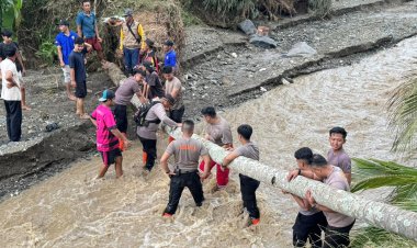 Sat Samapta Polres Sukabumi Bersama Warga Bangun Jembatan Sementara di Desa Bojongsari Nyalindung