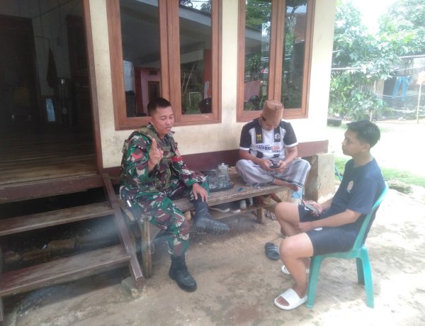 Babinsa Koramil 2214/Surade Laksanakan Komsos Bersama Tokoh Pemuda Desa Sukamukti