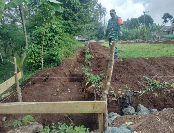 Babinsa Koramil 2209/Lengkong Tinjau Progres Pembangunan KDKMP di Desa Cilangkap
