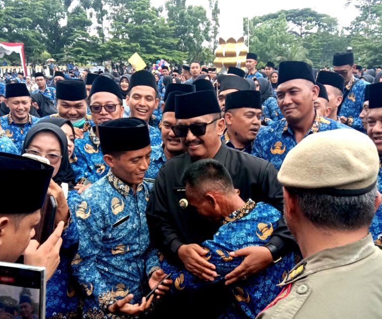 Tangis Haru Usep, 15 Tahun Mengabdi sebagai Petugas Keamanan & Kebersihan di SMPN 2 Sagaranten Akhirnya Terbayar dengan SK PPPK Paruh Waktu