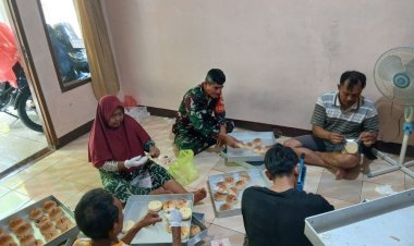 Babinsa Koramil 2204/Cikidang Laksanakan Pembinaan UMKM Pembuatan Roti