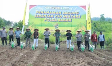 Dukung Program Ketahanan Pangan, Polres Sukabumi Berikan Bantuan Bibit Jagung dan Pupuk Kepada Poktan