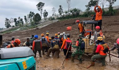 TNI Lanjutkan Evakuasi Korban Longsor Cisarua Masih Berlangsung Intensif