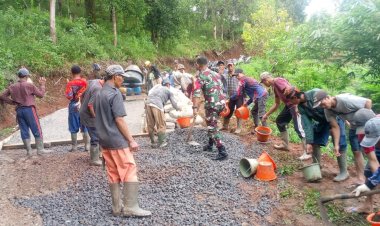 Babinsa Koramil 2201/Cisolok Laksanakan Karya Bakti Pembenahan Jalan Bersama Warga