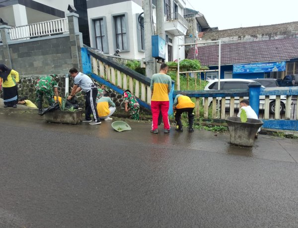 Personil Koramil 2206/Parakansalak Bersama Forkopincam dan Warga Laksanakan Giat Jabar Bersih