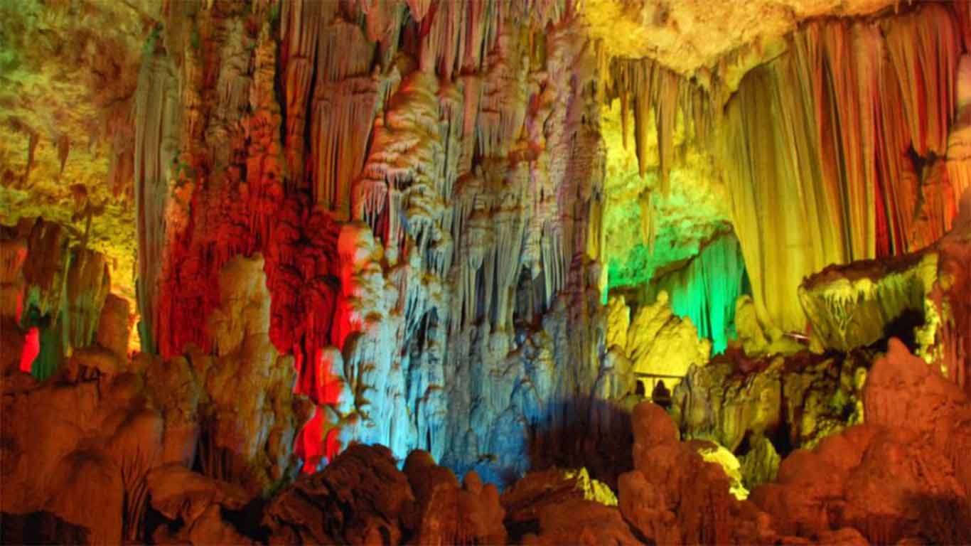 10 Tempat Wisata di Pacitan dengan Nuansa Alami Terbaik 10 Tempat Wisata di Pacitan dengan Nuansa Alami Terbaik
