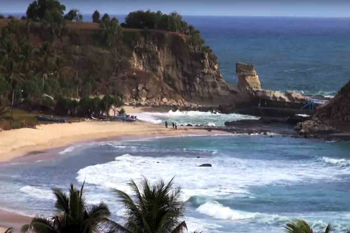 10 Tempat Wisata di Pacitan dengan Nuansa Alami Terbaik 10 Tempat Wisata di Pacitan dengan Nuansa Alami Terbaik