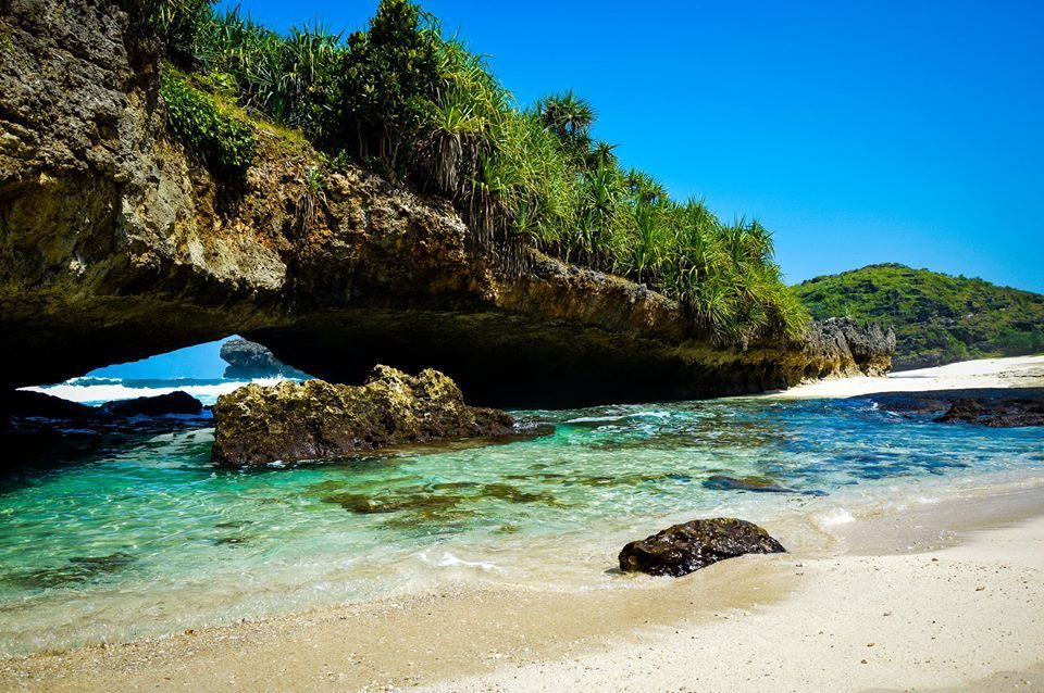 10 Tempat Wisata di Pacitan dengan Nuansa Alami Terbaik 10 Tempat Wisata di Pacitan dengan Nuansa Alami Terbaik