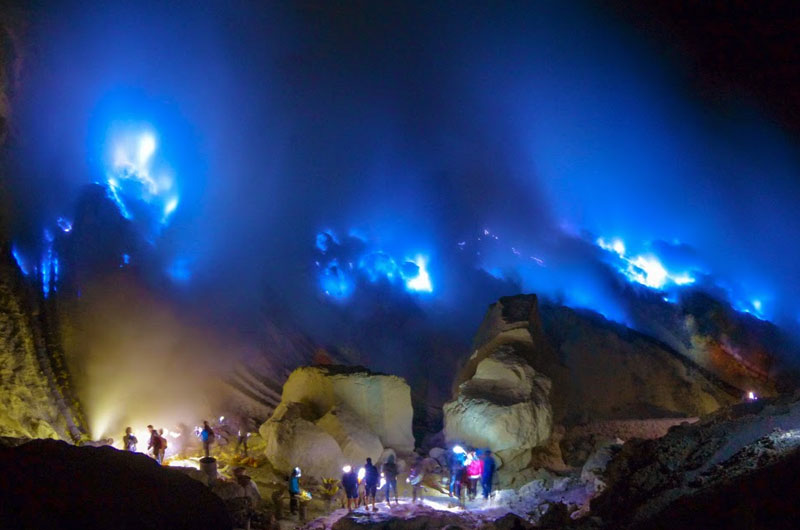 9 Tempat Wisata Paling Berbahaya di Dunia, Salah Satunya Ada di Sumatera Utara 9 Tempat Wisata Paling Berbahaya di Dunia, Salah Satunya di Sumatera Utara - Kawah Ijen