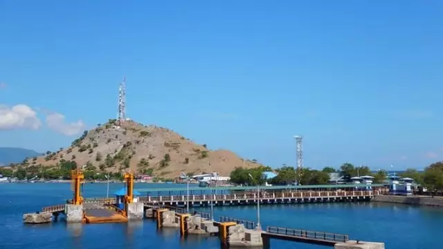 4 Tujuan Wisata Sumbawa dengan Pemandangan Terbaik pelabuhan Poto Tano
