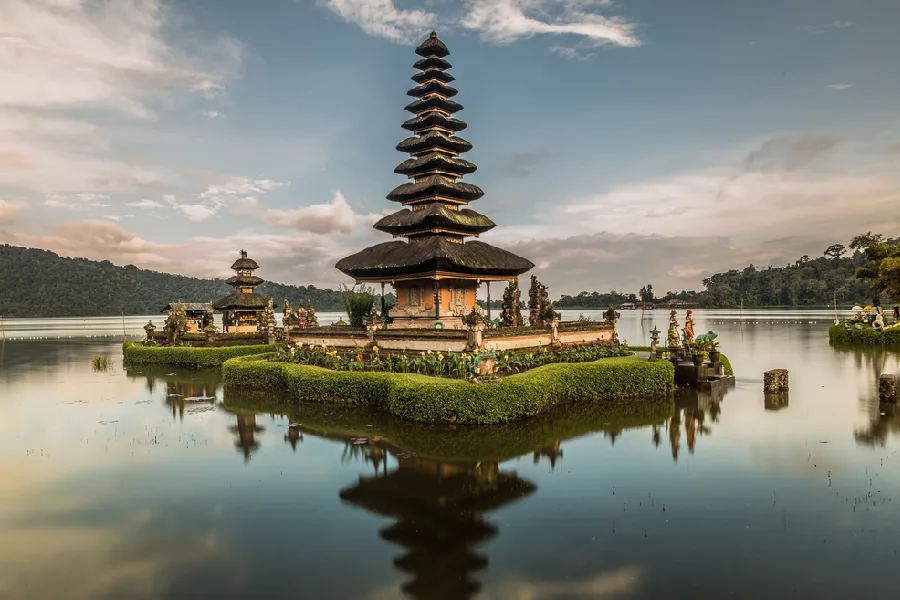 12 Amazing Bali Instagram Spots - Instagrammable Places in Bali Beratan Lake