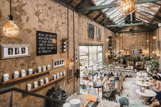 8 Tempat Nongkrong Paling Memukau di Bali - Nyaman dan Instagrammable! Lazy Cats Cafe