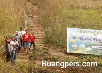 Bukit Holbung Samosir, Sumatera Utara (Sumut), ramai dikunjungi wisatawan dan para kaum milenial juga suka berkemah di bukit dengan sejuta pesona ini.