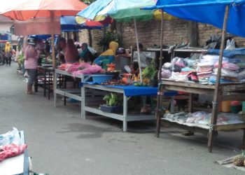 Aktivitas pedagang di Pasar Pagi Rindam Pematangsiantar, berinteraksi dengan pembeli tanpa pakai masker.