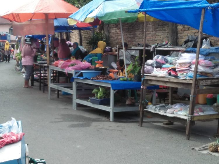 Aktivitas pedagang di Pasar Pagi Rindam Pematangsiantar, berinteraksi dengan pembeli tanpa pakai masker.
