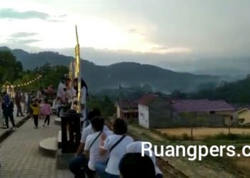Pengunjung menyaksikan indahnya Kota Rantauprapat dari “Wisata Puncak Panatapan” yang terletak di jalan Manaf Lubis, Kecamatan Rantau Utara, Kabupaten Labuhanbatu, Sumatera Utara.