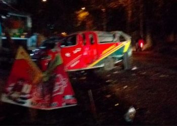 Mobil angkot terbalik di Jalan Jamin Ginting, Tuntungan, Kota Medan. Dua penumpang tewas dan tiga lainnya luka-luka. (Foto: MNC Portal/Adi Palapa Harahap)