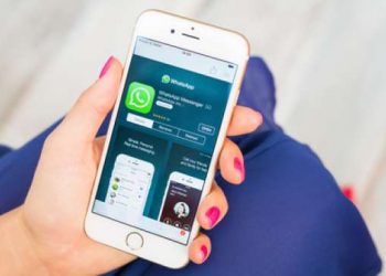 Aplikasi WhatsApp pada sebuah iPhone (Shutterstock).