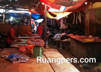 Kondisi pedagang babi di Pasar Dwikora, jalan Patuan Anggi Pematangsiantar, Minggu (24/1/2021).