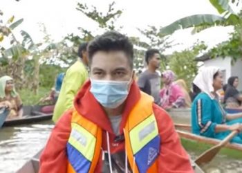 Baim Wong mengunjungi korban banjir di Kalimantan Selatan / [Foto tangkapan layar akun youtube Baim Paula]