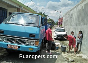 Mobil tangki air milik PDAM Tirtauli Pematangsiantar saat mendistribusikan air bersih kepada warga Jalan Marasi, Kelurahan Nagapita, Kecamatan Siantar Martoba, Pematangsiantar, baru - baru ini, akibat air padam hingga 4 hari lamanya.