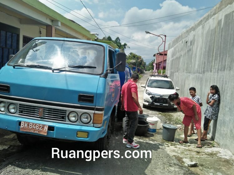 Mobil tangki air milik PDAM Tirtauli Pematangsiantar saat mendistribusikan air bersih kepada warga Jalan Marasi, Kelurahan Nagapita, Kecamatan Siantar Martoba, Pematangsiantar, baru - baru ini, akibat air padam hingga 4 hari lamanya.