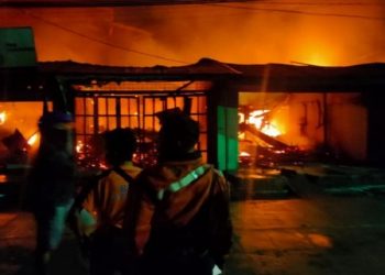 Api saat membakar delapan unit kios di Jalan Suprapto, Kota Sibolga, Sabtu (30/1/2021) dini hari. (Foto:istimewa)