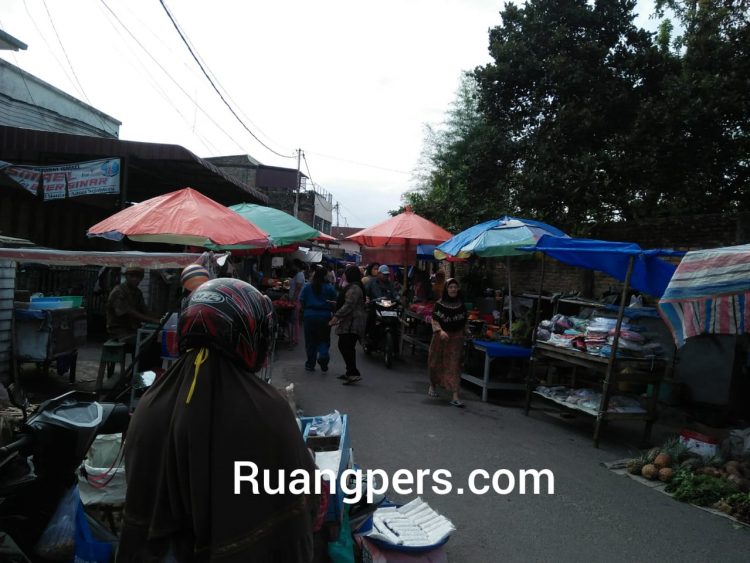 Suasana Pasar Pagi Rindam, tampak ramai dikunjungi warga, Selasa (26/1/2021).