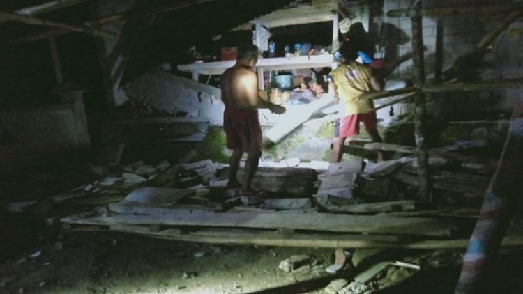 Gempa M 7,1 mengguncang Kabupaten Kepulauan Talaud, Kamis (21/1/2021) menyebabkan sejumlah rumah retak dan roboh.(Foto: Istimewa)