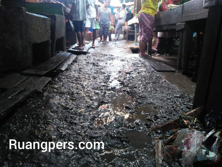 Kondisi jalan di dalam Pasar Dwikora Pematangsiantar yang kondisi sudah rusak parah, Minggu (24/1/2021).