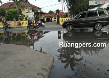 Kondisi jalan di depan kantor Polsek Siantar Utara, tepatnya di jalan Patuan Nagari, Kelurahan Sukadame, Kota Pematangsiantar, tampak digenangi air.  Foto dipetik Minggu (31/1/2021) sore tadi.