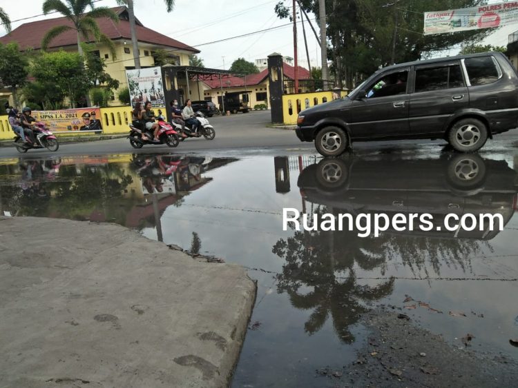 Kondisi jalan di depan kantor Polsek Siantar Utara, tepatnya di jalan Patuan Nagari, Kelurahan Sukadame, Kota Pematangsiantar, tampak digenangi air.  Foto dipetik Minggu (31/1/2021) sore tadi.