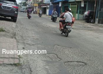 Foto kondisi jalan Ade Irma Suryani Pematangsiantar tampak rusak. Foto dipetik Minggu siang tadi (24/1/2021).