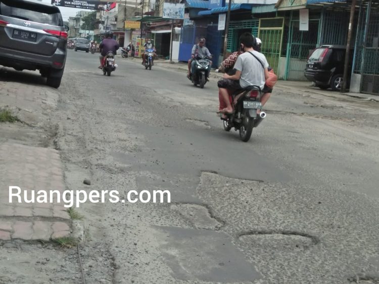 Foto kondisi jalan Ade Irma Suryani Pematangsiantar tampak rusak. Foto dipetik Minggu siang tadi (24/1/2021).