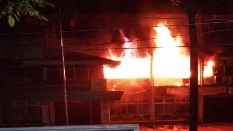 Api saat membakar kantor PLN UPT Kota Medan, Jumat (29/1/2021) pagi tadi. (istimewa)