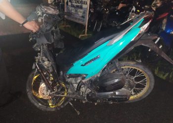 Kondisi sepeda motor milik korban tampak rusak parah akibat kecelakaan.