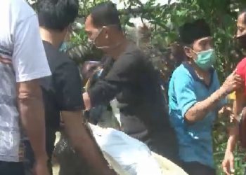Hasil Swab Negatif Covid-19, Makam Pasien di Bandarlampung Dibongkar untuk Dimandikan Ulang (Foto: iNews/Ruslan AS)